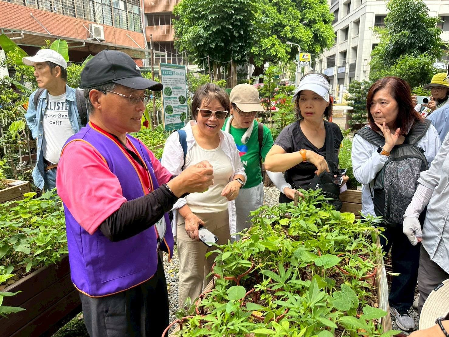 志工在蒲公英希望基地學習植物與園藝